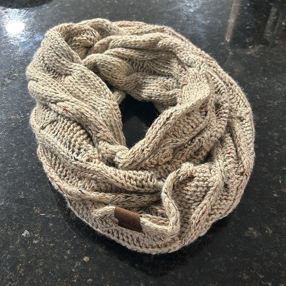 CC infinity scarf‎ - Picture 1 of 4
